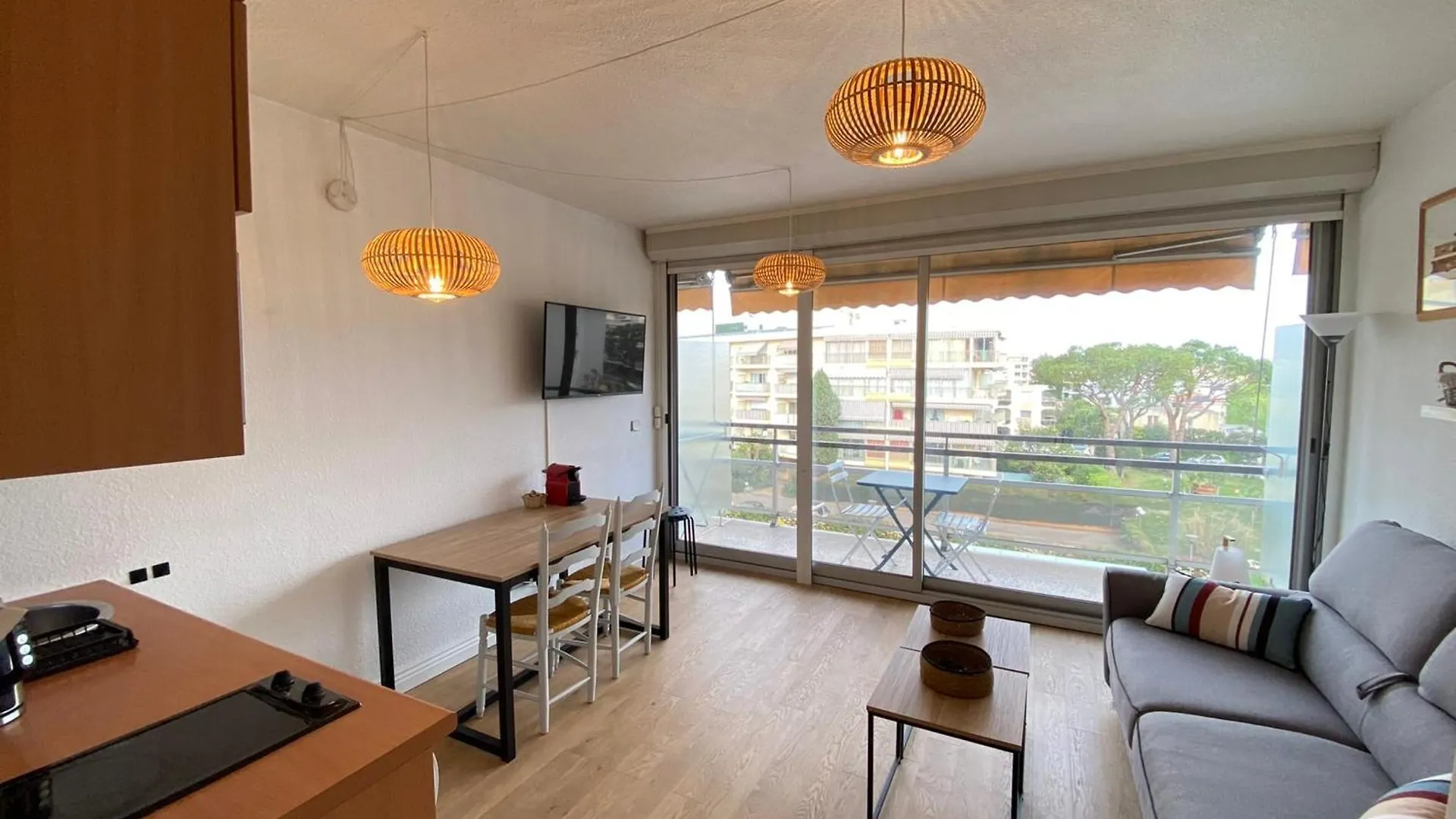 Lovely 4-Person Studio - Pool And Sea Saint-Laurent-du-Var 0*,  Francia